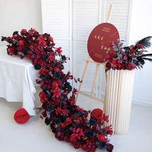 Runner Floreale di Alta Qualità in Seta Artificiale di Lusso con Rose Rosse e Nere, Lunghezza 230cm, Stampa Personalizzabile per Decorazioni Matrimoniali - Product Image 1