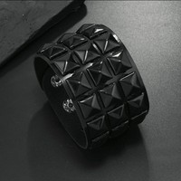 Bracelet carré noir à rivets style punk pour homme, idéal pour la danse urbaine et les fêtes
