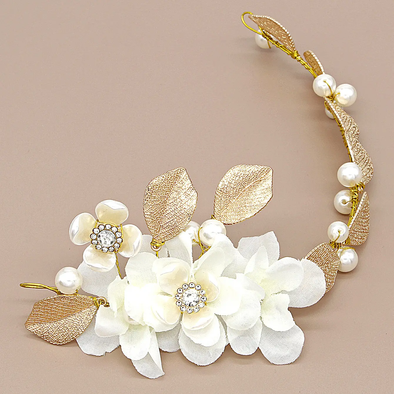 Fascia per capelli a forma di fiore in tessuto bianco a forma di foglia d'oro con fascia per la testa da sposa per damigella sposa per ragazze accessori per capelli