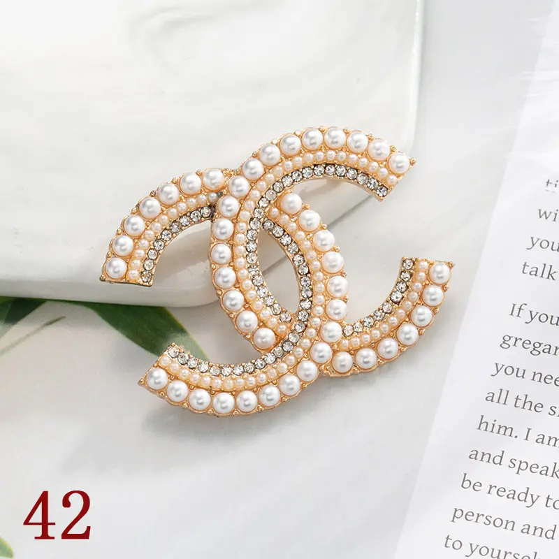 Elegant Luxury Level Women c letter brooch With Zircon Crystal Pearl Pin Quality brooch Clothing Accessories