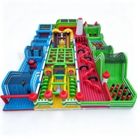 Parc d'attractions gonflable commercial avec toboggan, grand toboggan gonflable, mur d'escalade et parcours d'obstacles