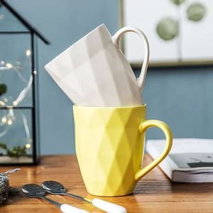 Mug en céramique de qualité supérieure, couleur unie, motif losanges en relief, tasse en céramique simple - Product Image 2