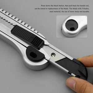 Couteau utilitaire à verrouillage automatique personnalisable OEM de 18mm, lame en acier inoxydable, poignée coussinée en aluminium moulé sous pression pour les projets de bricolage - Product Image 5