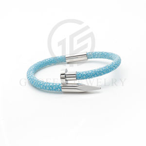 مجوهرات فاخرة جلد ستينغراي مع سوار مسمار من الفولاذ المقاوم للصدأ مطلي بالذهب للرجال - Product Image 1