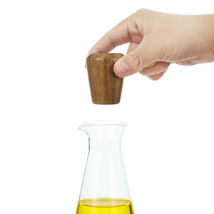 Dispenser per Olio d'Oliva e Aceto in Vetro Borosilicato Riciclato da 300ml con Tappo in Acacia e Supporto in Legno - Product Image 4