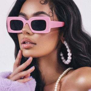 Lunettes de soleil rectangulaires roses tendance avec logo personnalisé pour femmes, lunettes de soleil à monture carrée petite taille aux couleurs acidulées pour femmes - Product Image 1