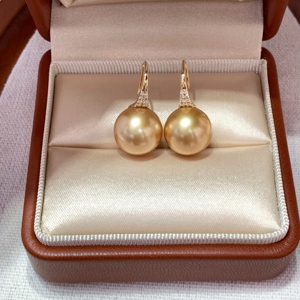 Elegante Bandeja de Plataforma para Pendientes con Diseño de Tacón Alto, Texturizada, Pulida a Espejo, en Oro de 18K, con Grabado Delicado de Grano de Diamante - Product Image 6