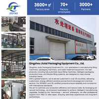 Machine de remplissage et de conditionnement automatique de sachets souples pour liquides, jus de fruits et sauces, avec fonction de bouchage