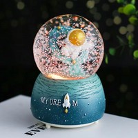 Personnalisé Résine Astronaute Boule De Neige Fusée Cosmonaute Verre Globe De Neige Sculpture Moule Décor De Bureau Garçons Statue De Noël Cadeau