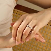 Cincin Tunangan Wanita Dylam Common Luxury Collection Anti Luntur Berlapis Rhodium Perak Sterling dengan Batu Zirkon 5A Model Bunga