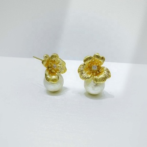 Pendientes de mariposa de plata de ley 925 al por mayor con perlas, para uso diario, boda, lazo, concha, boutique, chapados en oro, para niñas - Product Image 3