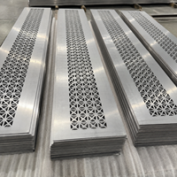 Panneau en aluminium perforé à trous triangulaires géométriques renforcé en carton ondulé personnalisé avec ventilation pour écran décoratif et façade