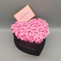 Bouquet de roses en velours noir pour la Saint-Valentin, boîtes cadeaux en forme de cœur avec gaufrage et revêtement UV, matériaux recyclés