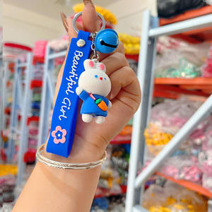 Llavero de conejo blanco adorable al por mayor, exquisito llavero de coche de dibujos animados, llavero de corazón para niña, hecho de silicona, PVC, metal, plástico y aleación. - Product Image 3