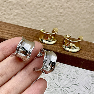 Pendientes de Aro Anchos en Forma de C, Aleación de Zinc, Chapados en Oro, Geométricos, Modernos para Mujer, 2026 - Product Image 5