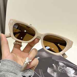 Gafas de Sol Blancas con Efecto Ojo de Gato, Protección UV400, Montura de PC, Lentes de Moda Unisex para Uso Diario - Product Image 4