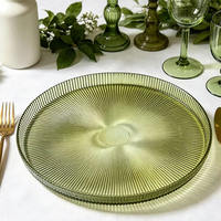 Assiette de présentation en verre côtelé vert olive, idéale pour la décoration de mariages et la location événementielle