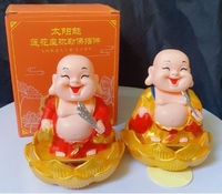 9.2*10.2cm mignon Lotus bouddhiste moine solaire Maitreya bouddha secouant la tête poupée voiture à bascule solaire alimenté bouddha riant