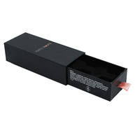 Boîte cadeau coulissante de luxe personnalisée en carton rigide noir avec insert en mousse EVA, estampage à chaud doré et poignée ruban, pour rouge à lèvres