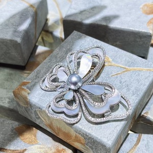 Broche Elegante para Mujer con Perlas Naturales de Agua Dulce, Mariposa de Nácar, Pin Moderno y Bonito con Diseño de Flores - Product Image 3