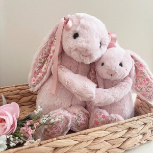 ตุ๊กตากระต่ายบอนนี่ คอมฟอร์ท ดอลล์ ของเล่นตุ๊กตาขนสั้น-สีชมพู ลายดอกเชฟรอน ขนาด 31 ซม.-50 ซม. สำหรับเด็กทั้งชายและหญิง อายุ 0-24 เดือน ไม่มีไส้ใน - Product Image 4