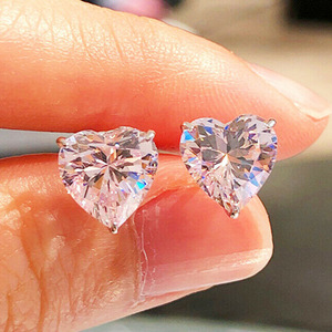 Orecchini a cuore multicolori per donna, mini gioielli scintillanti e dolci per le orecchie - Product Image 4