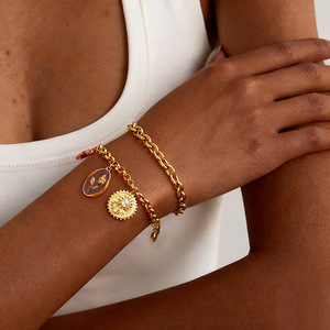 Bracelet à breloques tendance plaqué or avec pendentifs fleur, cœur et soleil pour femme - Product Image 1