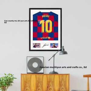 เสื้อเจอร์ซีย์ฟุตบอล<span class=keywords><strong>บา</strong></span><span class=keywords><strong>ส</strong></span>เก็ตบอลแบบมีกรอบ พร้อมลายเซ็นเม<span class=keywords><strong>ส</strong></span>ซี่ โลโก้ยูนิเซฟ ตกแต่งด้วยไม้สีดำสำหรับห้องนั่งเล่น - Product Image 3