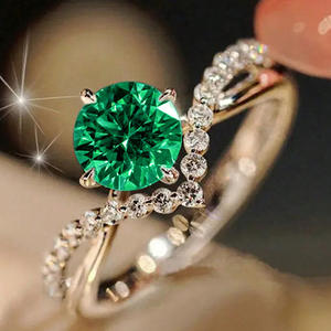 Anello di fidanzamento classico da donna H319 con diamante sintetico taglio brillante rotondo e pietre laterali per gioielli da matrimonio - Product Image 2