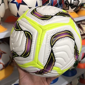 ลูกฟุตบอล PVC คุณภาพสูง - น้ำหนักเบา ทนทาน ใช้ได้ทั้งในร่ม/กลางแจ้ง สีสันปรับแต่งได้ - Product Image 2