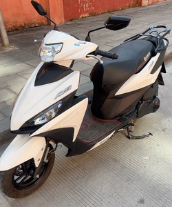 Scooter Yaahaha Fazzio <span class=keywords><strong>125</strong></span> - Refroidissement par air - <span class=keywords><strong>125</strong></span> cm³ - Transmission <span class=keywords><strong>automatique</strong></span> - Moteur monocylindre - Allumage CDI - Réservoir de carburant en plastique - Product Image 1