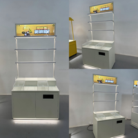 Étagère de présentation de snacks moderne en métal blanc avec boîte lumineuse LED et étagères à niveaux pour la présentation alimentaire en magasin de proximité