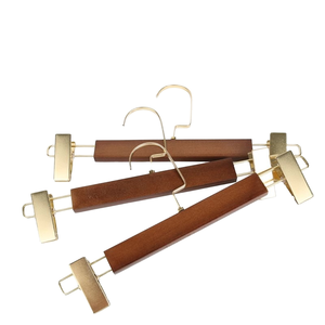 Appendiabiti in Legno Massello di Alta Qualità con Clip per Pantaloni, Design Antiscivolo Senza Cuciture, per Boutique, Uso Domestico e <span class=keywords><strong>Negozi</strong></span> di Abbigliamento - Product Image 1