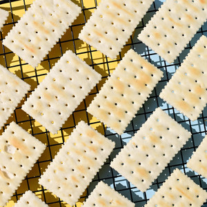 ขนมเค้กโซดาไร้น้ำตาล EDOpack 280 กรัม รสเกลือทะเลกรอบ แคลอรี่ต่ำ เหมาะสำหรับกล่องอาหารกลางวันที่โรงเรียนหรือที่ทำงาน ขนมเพื่อสุขภาพ ทำจากไซลิทอล - Product Image 3