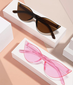 Lunettes <span class=keywords><strong>de</strong></span> <span class=keywords><strong>soleil</strong></span> promotionnelles yeux <span class=keywords><strong>de</strong></span> chat fumés <span class=keywords><strong>de</strong></span> luxe pour femmes teintes violettes Logo personnalisé 2024 lunettes <span class=keywords><strong>de</strong></span> <span class=keywords><strong>soleil</strong></span> en plastique <span class=keywords><strong>pas</strong></span> <span class=keywords><strong>cher</strong></span> en gros - Product Image 2