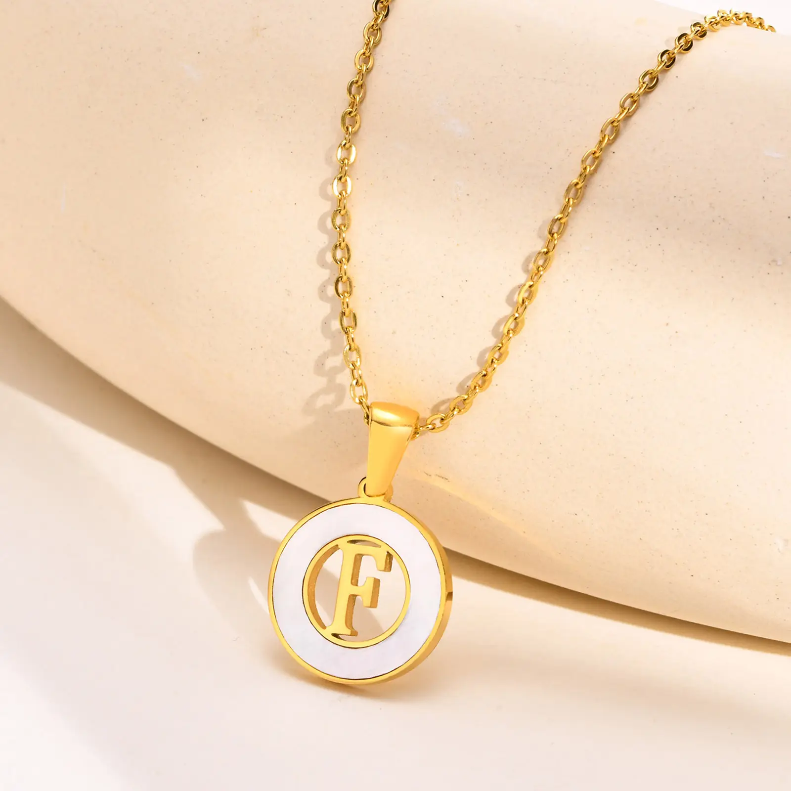 Collana personalizzata con alfabeto lettera iniziale in acciaio inossidabile dorato 18 carati con conchiglia maiuscola rotonda per ragazze