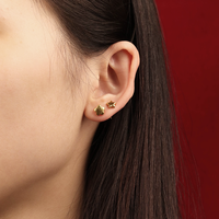 Aretes de Acero Inoxidable 316L con Baño de Oro PVD de 18k, Diseño Simple con Forma de Estrella y Flor, Anti-deslustre, Marca Chris April