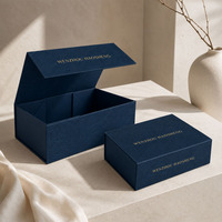 Boîte rigide magnétique personnalisée bleu marine gaufrée avec logo en feuille d'or pour emballage cadeau
