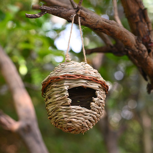 Nid d'oiseau tissé à la main en herbe, finition naturelle, taille moyenne, pour oiseaux, décoration de jardin - Product Image 1