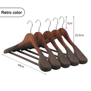 Cintres de costume en <span class=keywords><strong>bois</strong></span> d'épaule de marque de luxe logo personnalisé <span class=keywords><strong>cintre</strong></span> en velours antidérapant - Product Image 4
