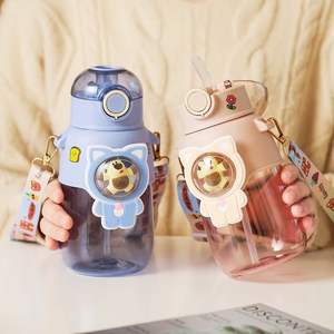 Gourde en plastique grande capacité <span class=keywords><strong>avec</strong></span> paille, résistante aux hautes températures, portable, pour étudiants, <span class=keywords><strong>avec</strong></span> logo, design attrayant - Product Image 4