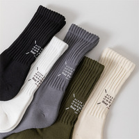 Vente en gros de chaussettes d'été en coton mi-mollet de style japonais pour hommes, corps long et confortable pour le printemps et l'été