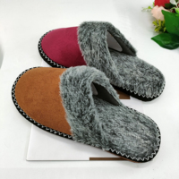 Chaussons d'hiver personnalisables pour couple, en fausse fourrure moelleuse et chaude, avec dessus en daim synthétique respirant et semelle extérieure en TPR antidérapante et légère.