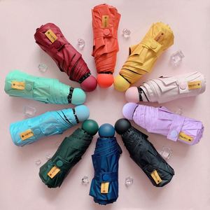 Parapluies de voyage pliables mini transparents en forme de capsule, parapluies de poche à 3 plis, parapluies de pluie et de soleil personnalisés avec logo - Product Image 1