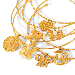 Collares con Colgante Redondo Texturizado de Acero Inoxidable Retro Francés, Chapado en Oro de 18K, con Diseño Geométrico de Mariposa, Lazo y Corazón, para Mujer - Product Image 1