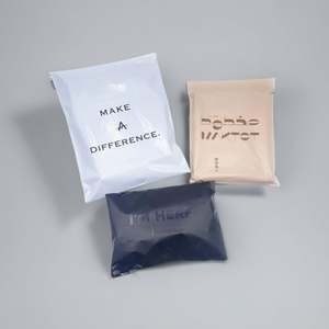 Pochette en polyéthylène mate personnalisée, noire, avec protection UV, pour l'expédition de crème mate - Product Image 1