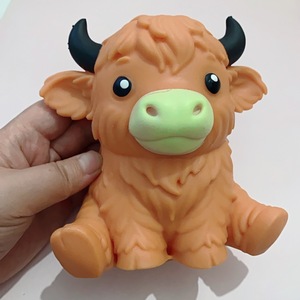 Juguete Blandito Antiestrés de Vaca Highland de 15 cm, Relleno de Harina, el Más Vendido Transfronterizo - Product Image 1