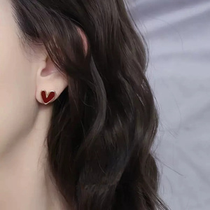 Piccoli orecchini a cuore rosso per donna, gioielli vintage per l'uso quotidiano - Product Image 1