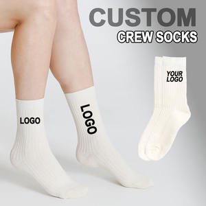 कस्टम कढ़ाई 2025 महिलाओं के मध्य-ट्यूब कपास मोजे कस्टम लोगो ठोस ऊर्ध्वाधर पट्टियों में महिला चालक दल के मोजे - Product Image 1