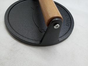 Prensa para Hamburguesas Redonda <span class=keywords><strong>de</strong></span> Hierro Fundido Precurado <span class=keywords><strong>de</strong></span> 7 Pulgadas con Mango <span class=keywords><strong>de</strong></span> Madera - Product Image 5